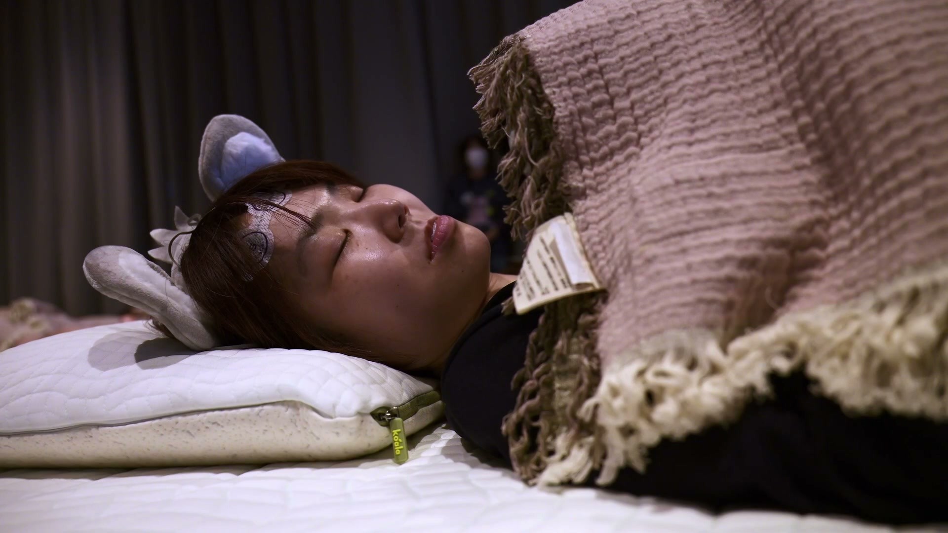 Mulher ganha R$ 70 mil ao vencer competição de quem dorme melhor no Japão; vídeo