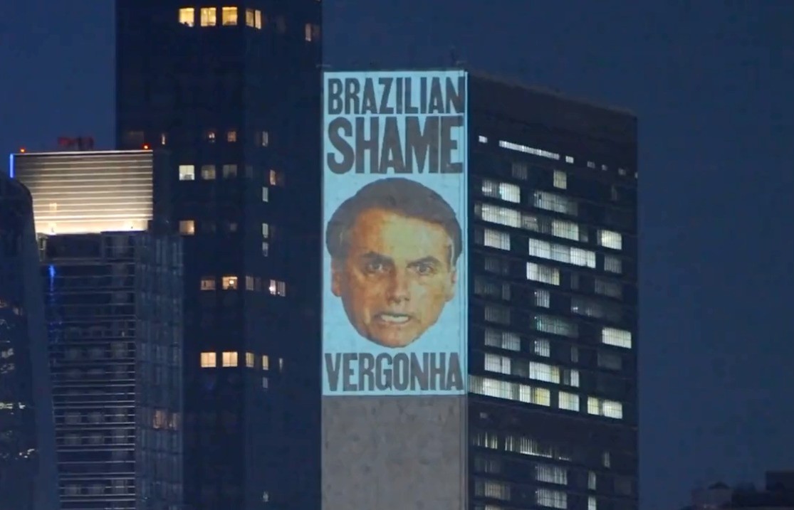 Bolsonaro foi alvo de críticas, que foram projetadas em prédio da ONU — Foto: Reprodução