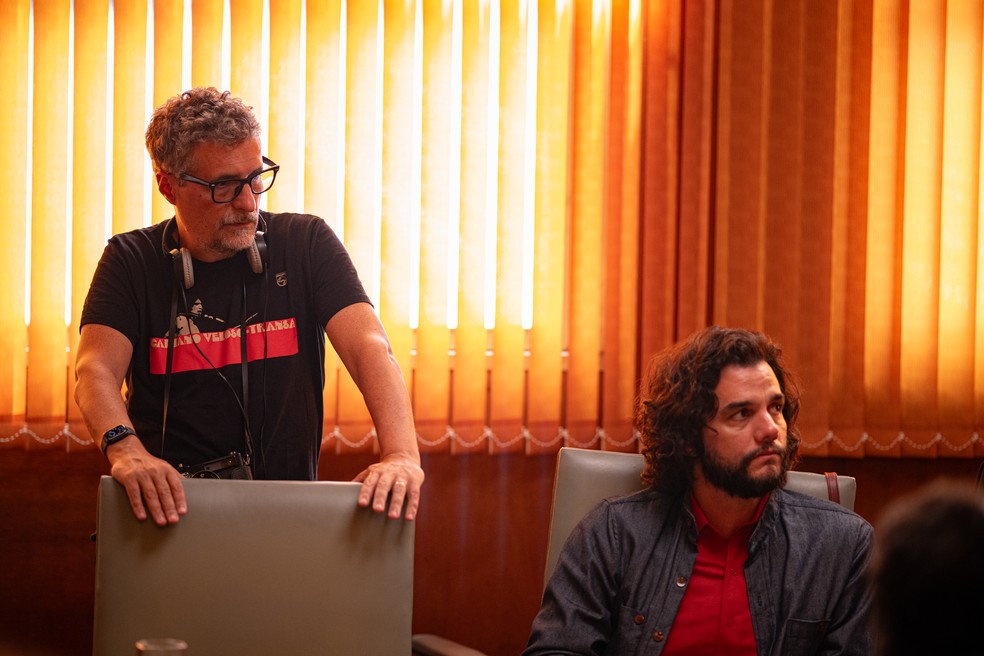Kleber Mendonça Filho e Walter Salles nos bastidores de "O agente secreto" — Foto: Divulgação / Victor Jucá