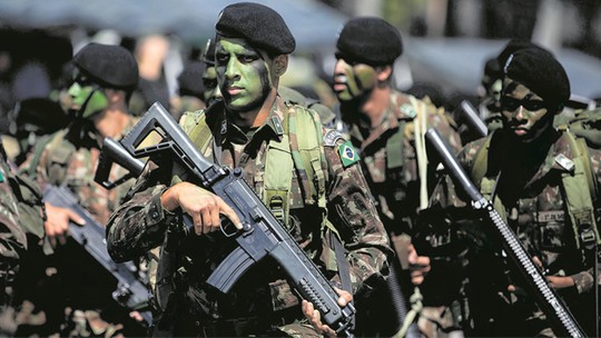 Governo prepara PEC para limitar militares da ativa na política; entenda