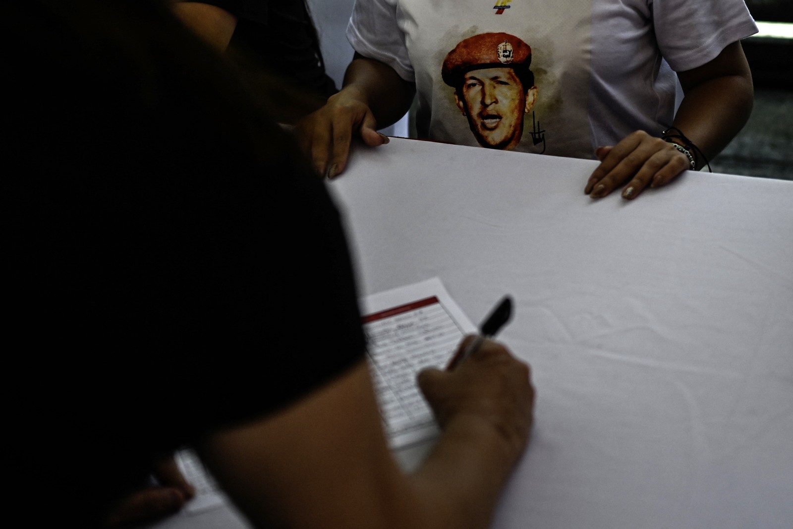 Milhares de pessoas se alistaram neste sábado nas forças militares da Venezuela, para combater uma eventual invasão dos Estados Unidos — Foto: Pedro Mattey/AFP