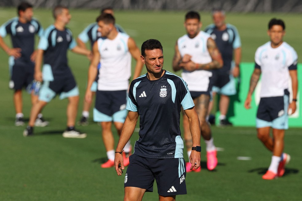 O técnico da Argentina, Lionel Scaloni, durante treinamento nos EUA antes da estreia na Copa do Mundo, contra a Argélia — Foto: Alejandro Pagni/Getty Images via AFP