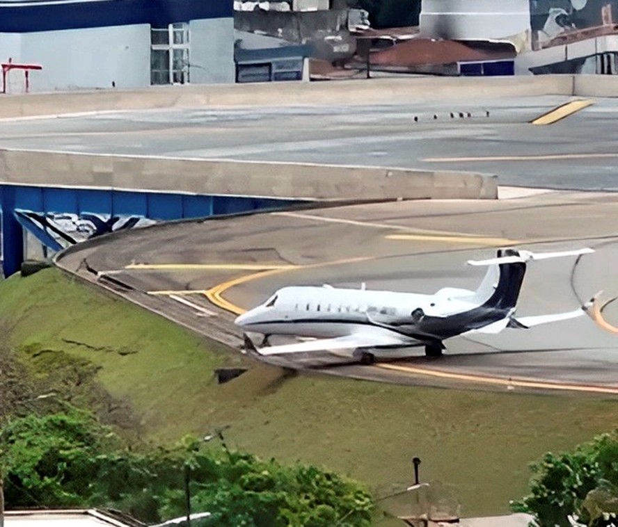 Pneu estoura e avião para rente a barranco do fim da pista do Aeroporto de Congonhas; voos estão suspensos.