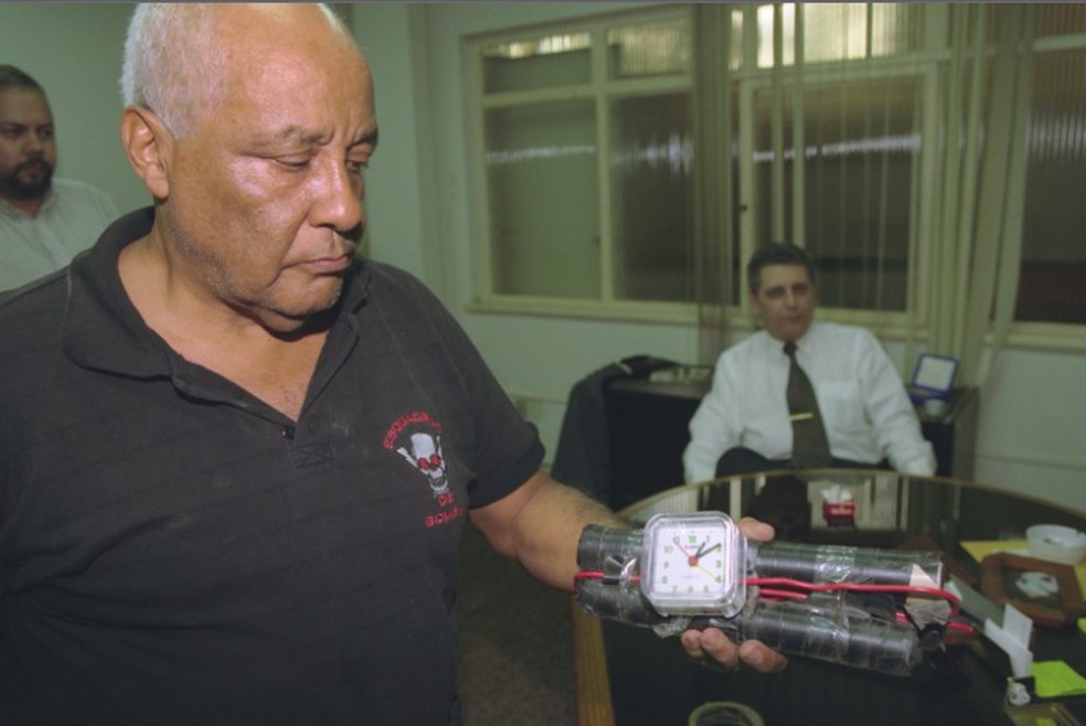 Bomba encontrada no Cefet em junho de 1999 — Foto: Cezar Loureiro/Agência O GLOBO
