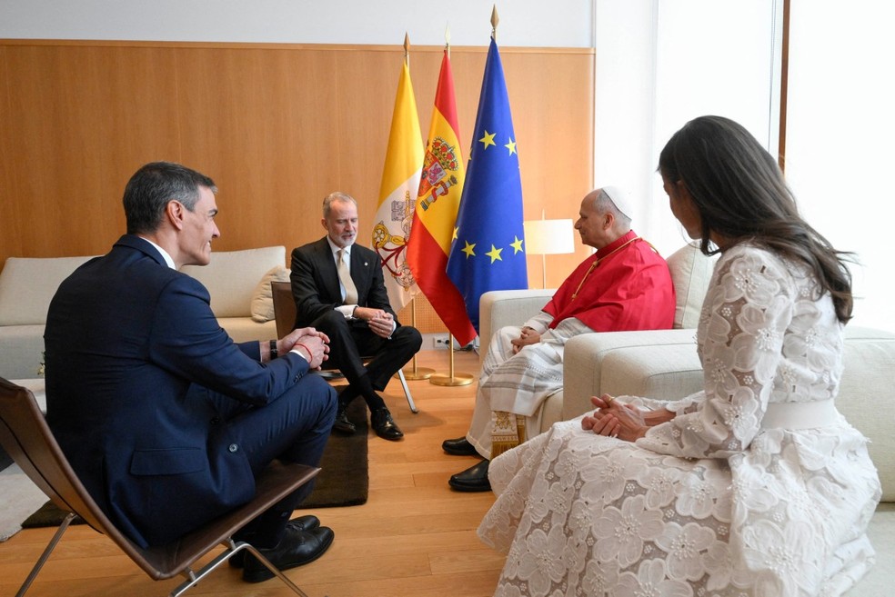 O Papa Leão XIV com o rei da Espanha, Felipe VI, o presidente do governo espanhol, Pedro Sánchez, e a rainha Letizia — Foto: SIMONE RISOLUTI / VATICAN MEDIA / AFP