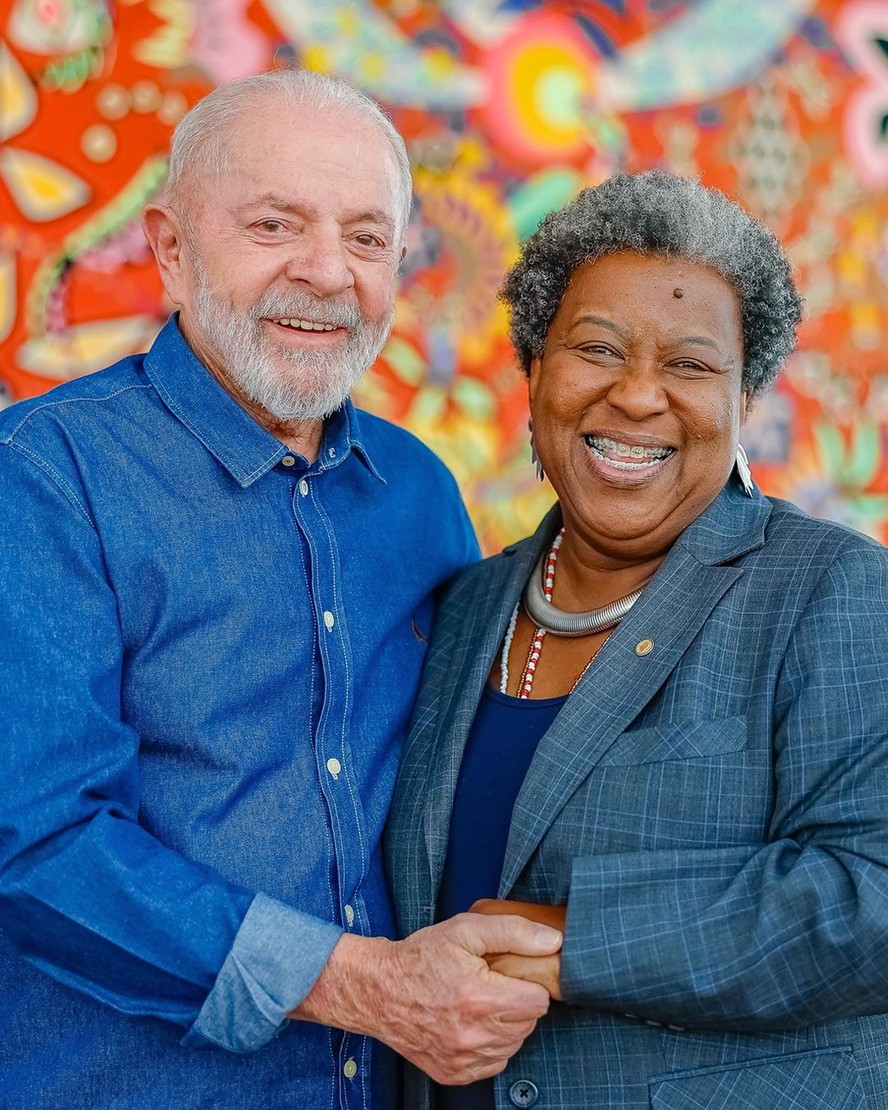 O presidente Lula com a nova ministra dos Direitos Humanos, Macaé Evaristo, no Palácio da Alvorada