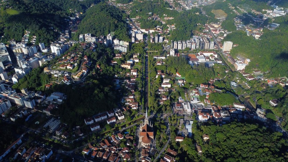 Proposta reduz área tombada mas mantém proteção na Avenida Koeler e amplia área tombada no Centro passando a incluir morros do entorno no — Foto: Custódio Coimbra