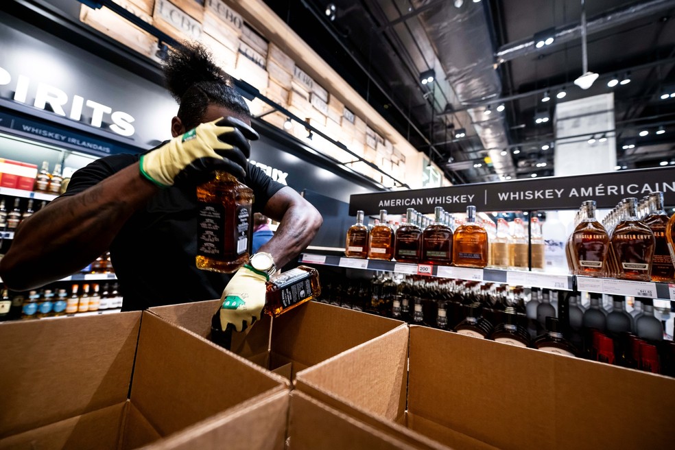O uísque Jack Daniel`s, de fabricação americana, é retirado das prateleiras de uma loja em Toronto, no Canadá, em março — Foto: Bloomberg