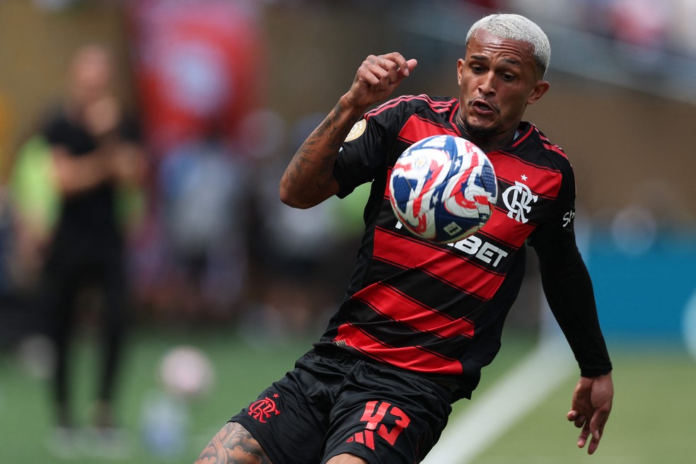 Wesley foi titular do Flamengo contra o Chelsea — Foto: CHARLY TRIBALLEAU / AFP