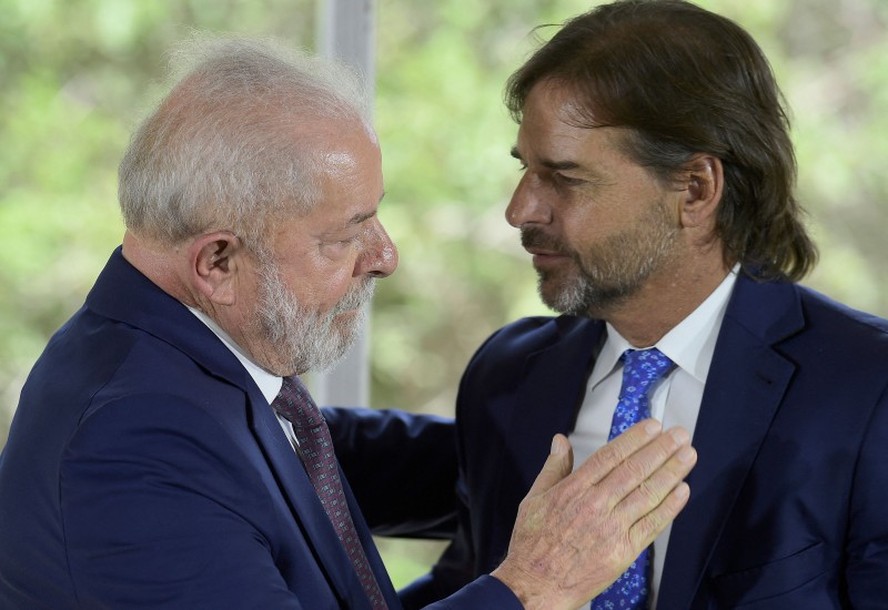 Presidente Lula é recebido no Uruguai pelo presidente Lacalle Pou