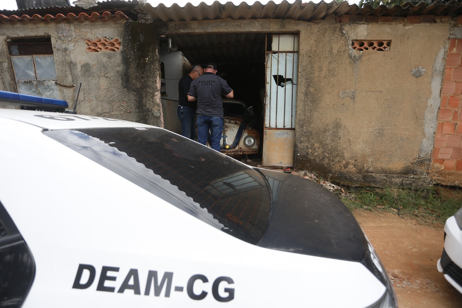 Polícia faz perícia na casa onde família era mantida em cárcere privado em Guaratiba — Foto: Fabiano Rocha/Agência O Globo