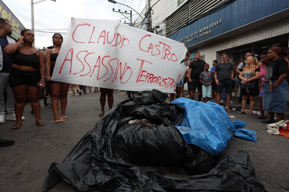 Moradores protestam contra operação — Foto: Fabiano Rocha / Agência O Globo