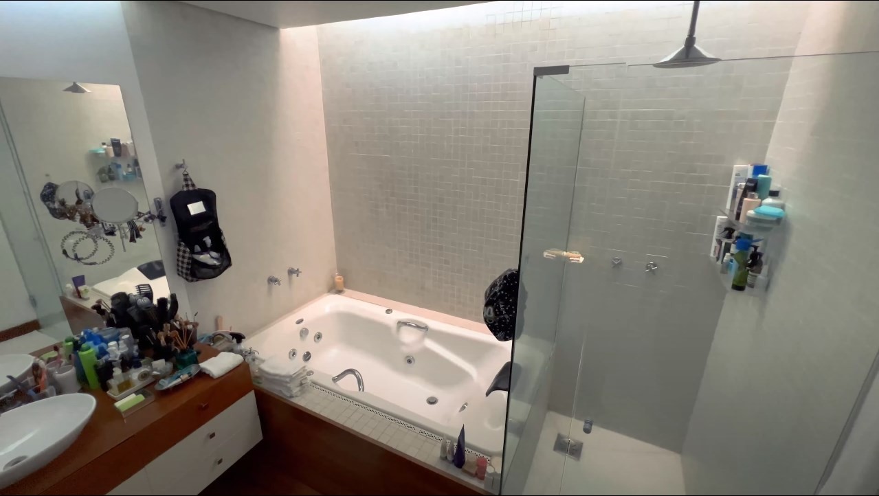 Banheiro da suíte principal da casa de Viih Tube tem banheira de hidromassagem — Foto: Reprodução
