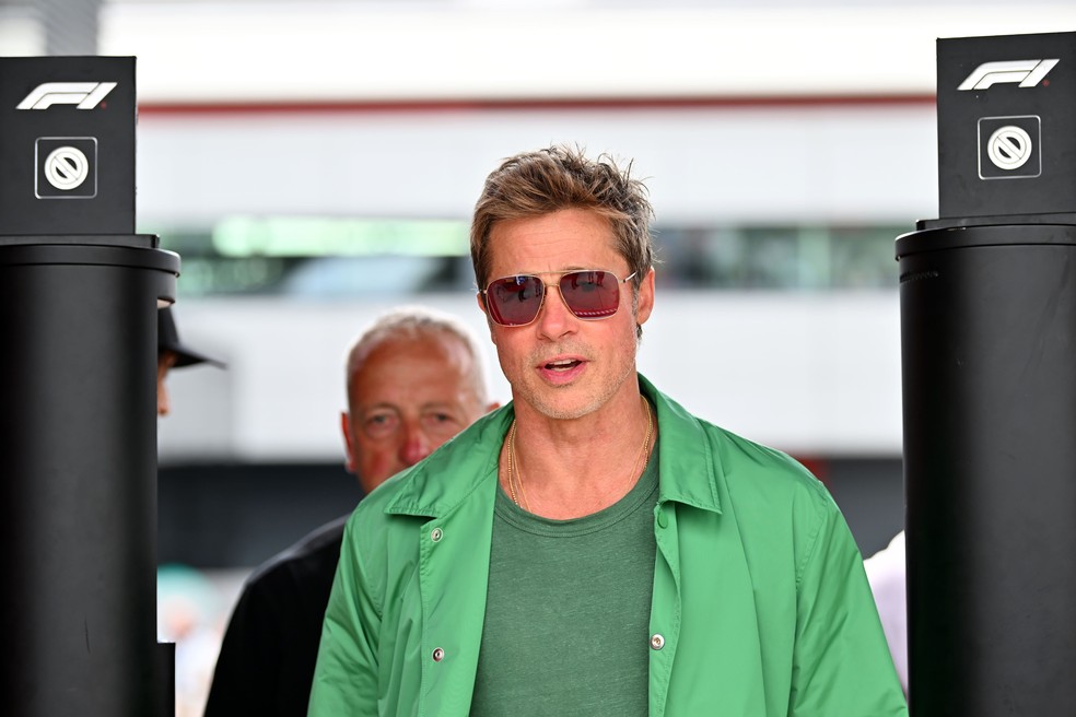 Brad Pitt durante gravações em julho passado; ator fará 60 anos em dezembro — Foto: Agência O Globo
