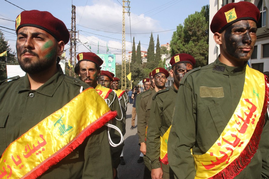 Membros e apoiadores do Hezbollah, grupo político e paramilitar islâmico xiita libanês, fazem funeral para mortos em ataque de Israel