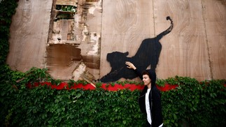 Banksy fecha semana que transformou Londres em zoológico com piranhas — Foto: HENRY NICHOLLS / AFP