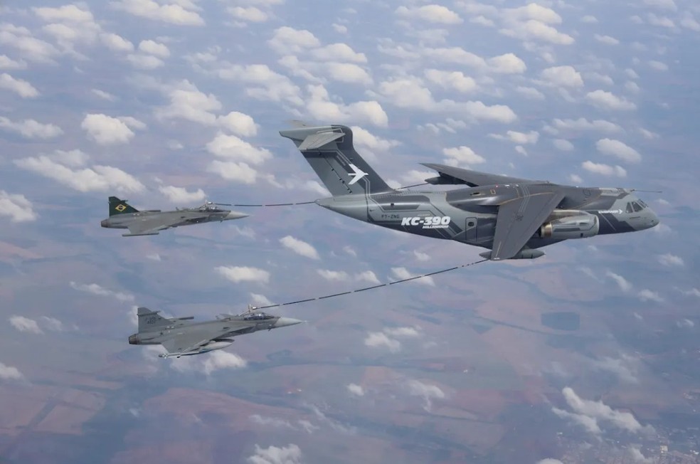 FAB divulga vídeo que mostra primeira vez que KC390 reabastece caça Gripen — Foto: Divulgação FAB