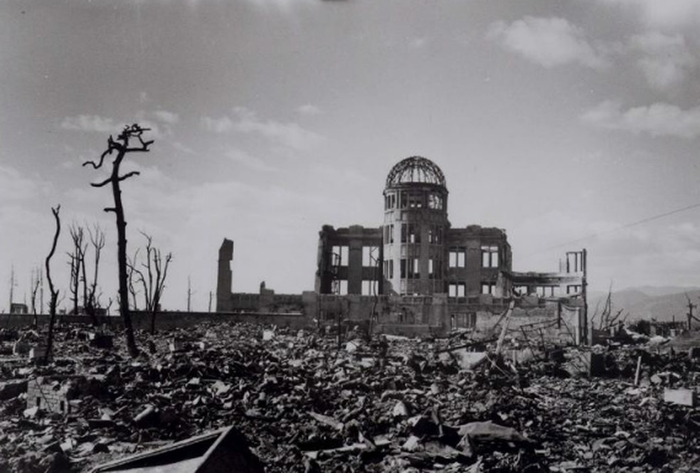 ruínas deumprédioque ficou depépépépésprestão dabomba em hiroshima - foto: reprodução