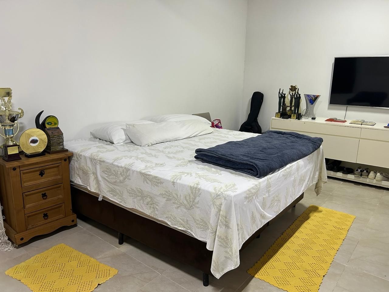 Quarto de Diego Hypolito tem violão e mesa de cabeceira com troféus — Foto: Divulgação