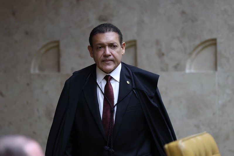Nunes Marques mantém vídeo de Lula que associa Flávio ao Master, mas tira do ar post com abraço a Vorcaro - QTU Questões do Universo