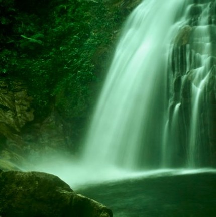 A imagem da cachoeira é um dos destaques da mostra — Foto: Kitty Paranaguá