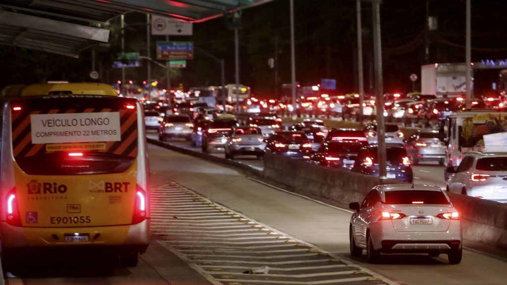 Livre bandalha. Carro invade a pista do BRT para escapar do engarrafamento na Avenida Ayrton Senna, na Barra
