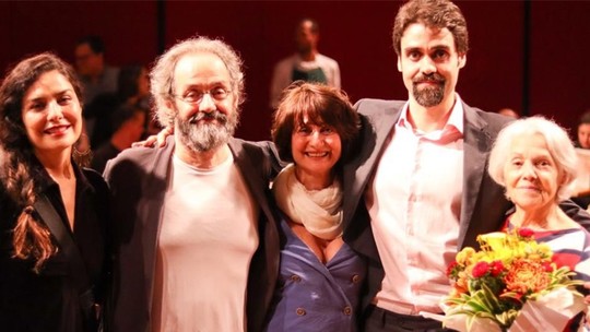 Daniel Dantas e Zezé Polessa prestigiam o filho em peça. Madrasta, Leticia Sabatella acompanha
