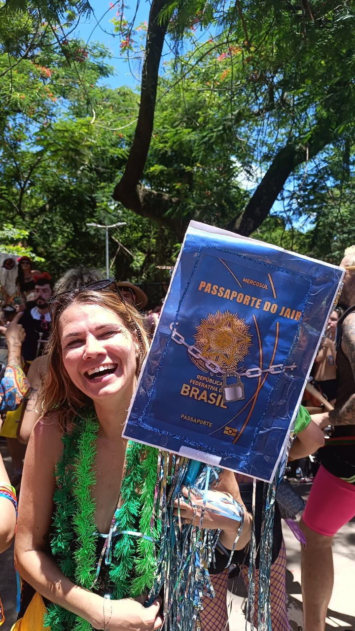 Mulher faz referência à apreensão de passaporte de Jair Bolsonaro em bloco do Rio — Foto: Livia Neder/Agência O Globo