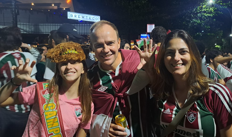Luisa, Pablo e Ana Paula: família completa para comemorar título da Libertadores do Fluminense — Foto: Davi Ferreira