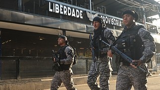 Opera&ccedil;&atilde;o foi para cumprir 56 mandados de pris&atilde;o e 42 de busca e apreens&atilde;o contra integrantes da fac&ccedil;&atilde;o criminosa Terceiro Comando Puro (TCP) &mdash; Foto: Fabiano Rocha / Ag&ecirc;ncia O Globo