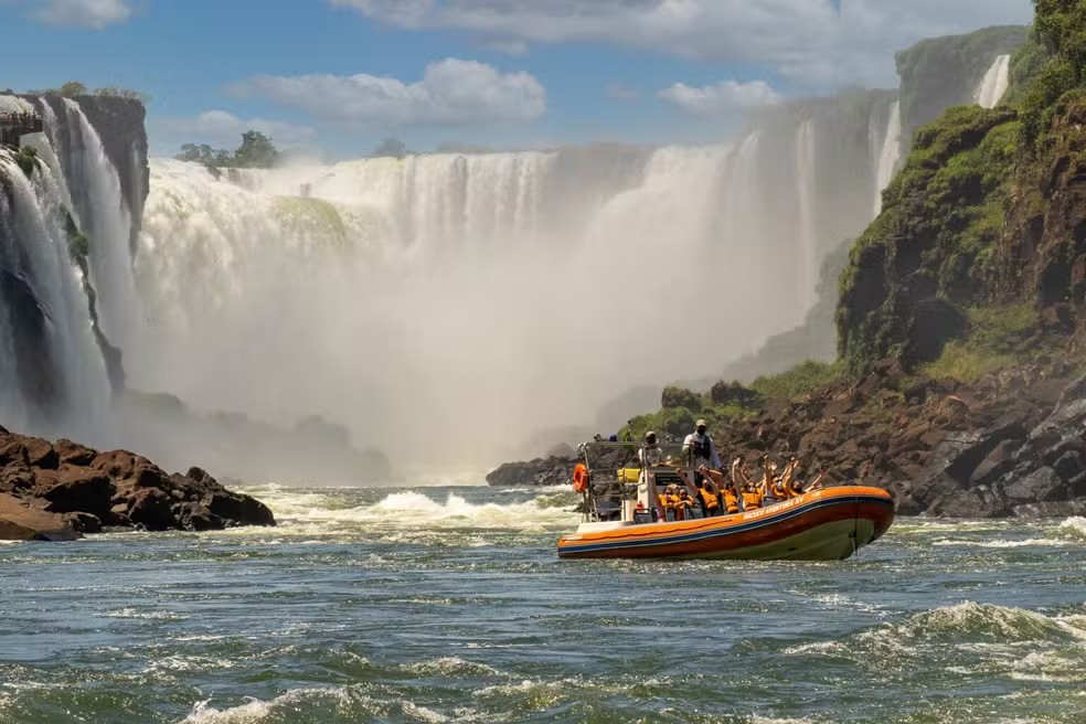 Turista holandês de 26 anos morre após barco virar durante passeio nas Cataratas do Iguaçu