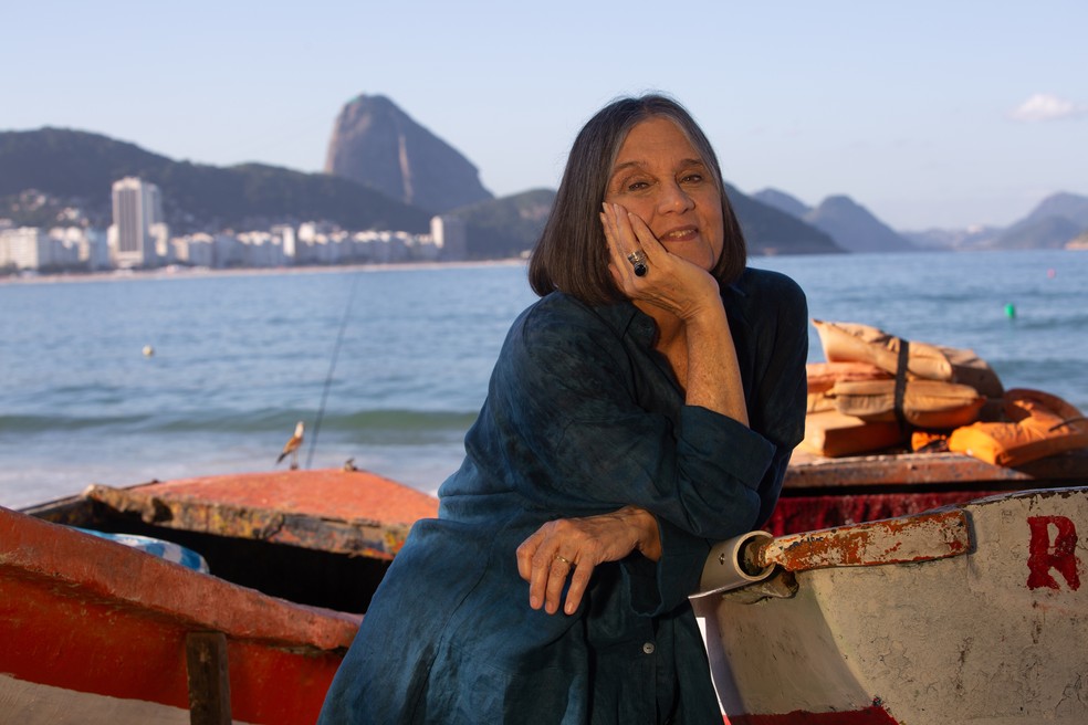 A cantora Joyce Moreno na praia de Copacabana — Foto: Júlia Aguiar