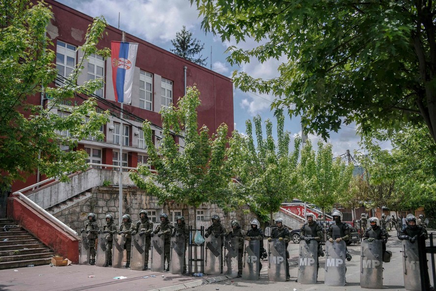 Soldados da Otan e polícia do Kosovo protegem área perto da cidade de Zvecan, no norte do país