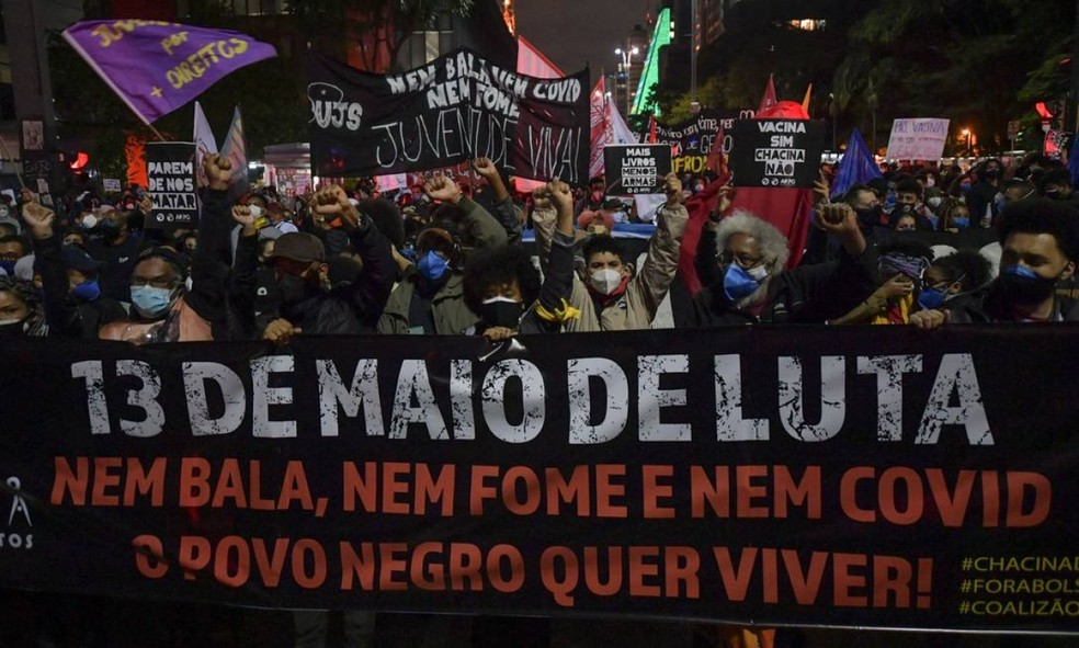 Ato de ativistas do movimento negro em São Paulo, em 2021 — Foto: NELSON ALMEIDA / AFP