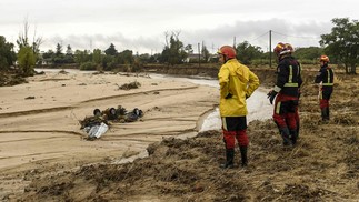 Bombeiros observam carros presos em uma margem de um rio na cidade de Aldea del Fresno, na região de Madri, em 4 de setembro de 2023 — Foto: Oscar DEL POZO CAÑAS / AFP