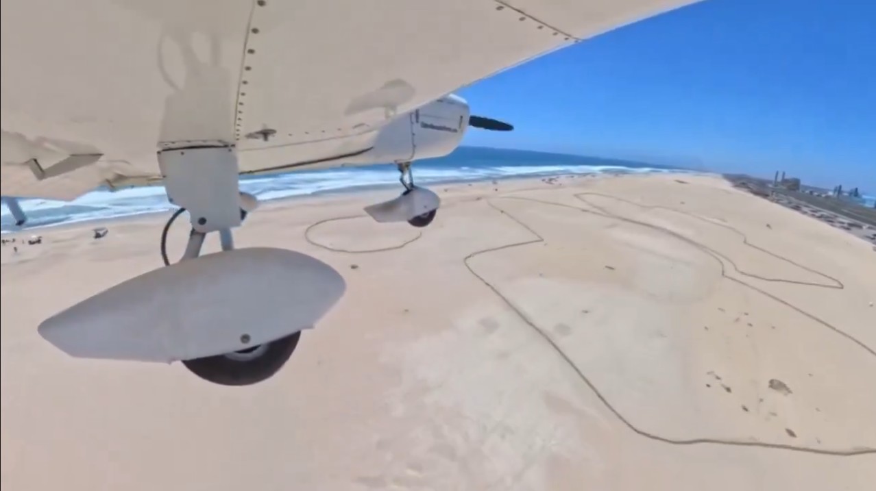 Piloto faz pouso de emergência em praia da Califórnia após falha no motor; veja vídeo