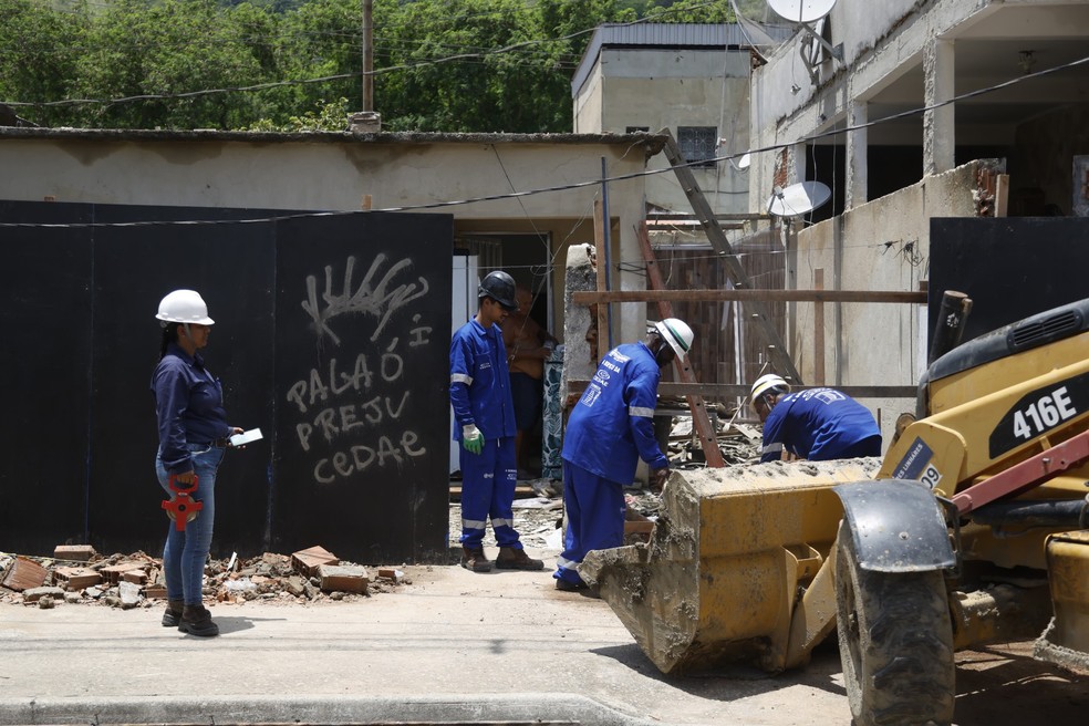 Funcionários da Cedae operam na área atingida — Foto: Alexandre Cassiano / Agência O GLOBO