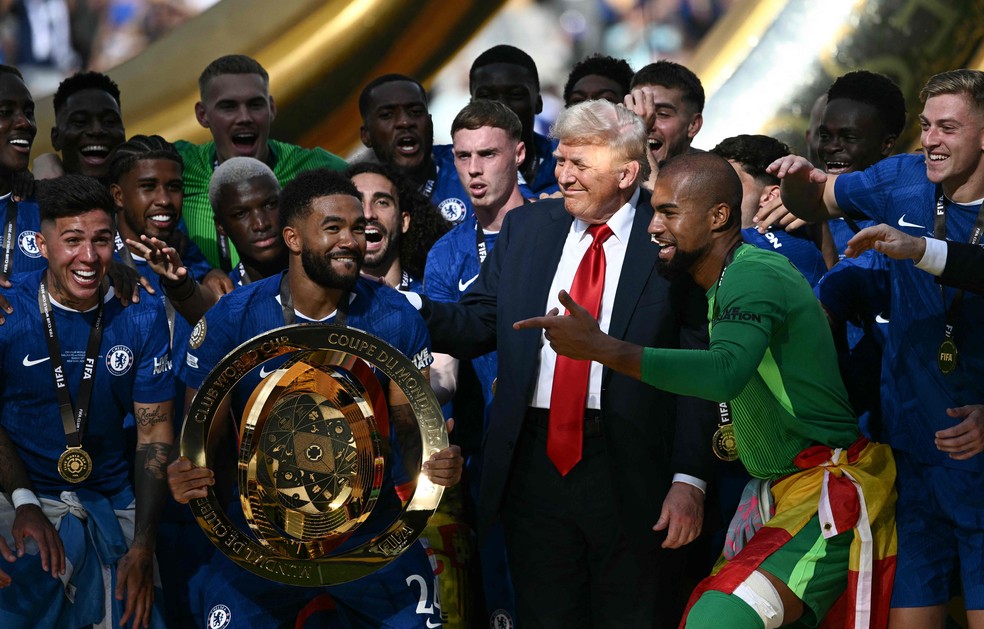Trump em meio a jogadores do Chelsea — Foto: Brendan SMIALOWSKI / AFP
