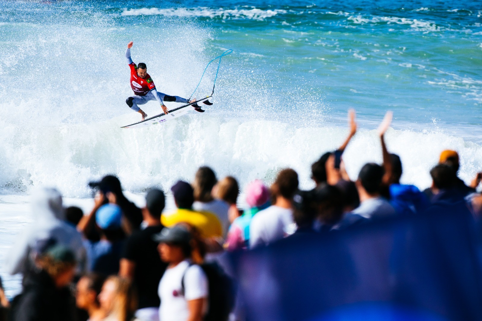 Italo e Medina duelam na semifinal da etapa de Peniche, enquanto Yago busca seguir como líder da WSL