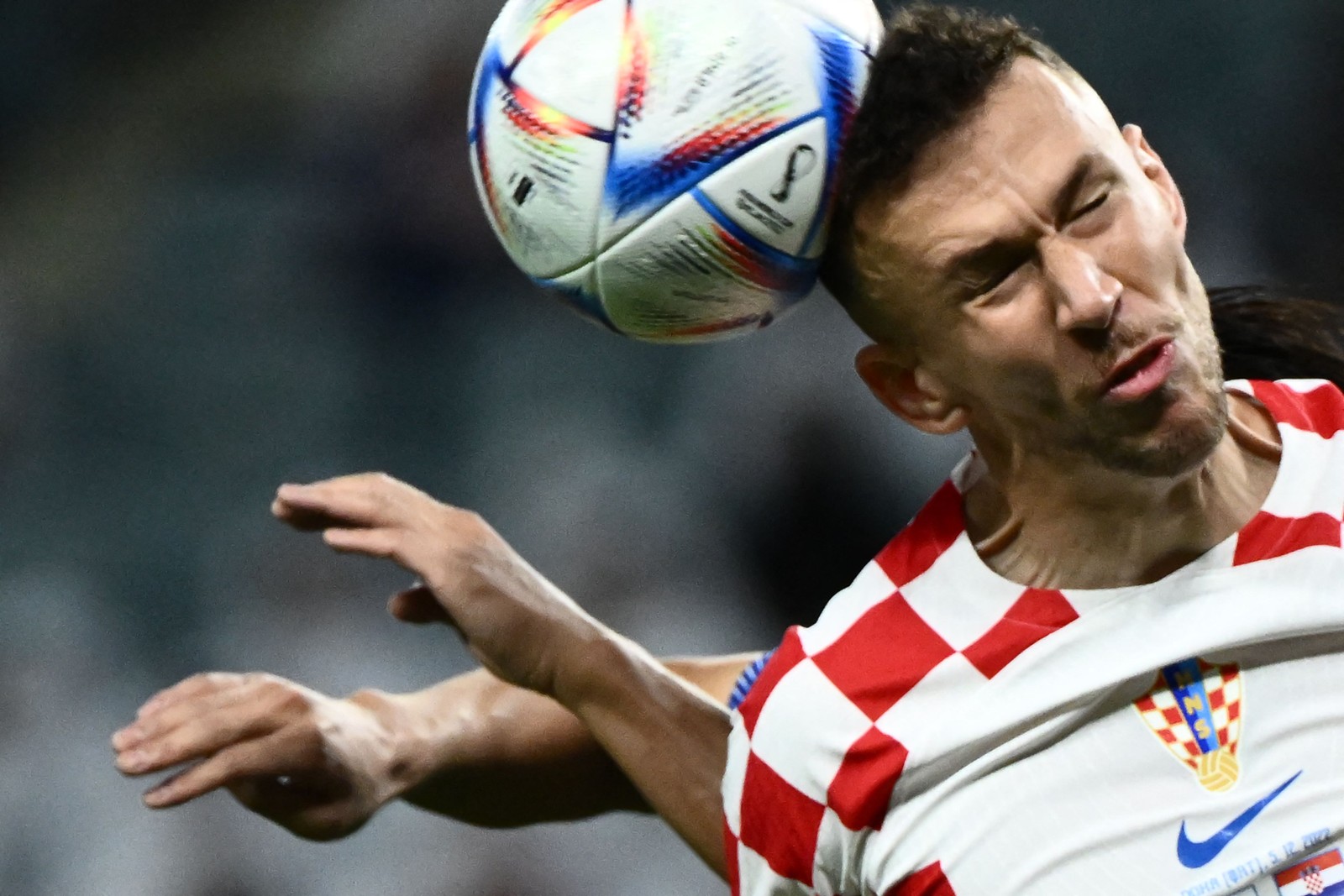 Meia croata Ivan Perisic cabeceia bola  — Foto: JEWEL SAMAD/AFP