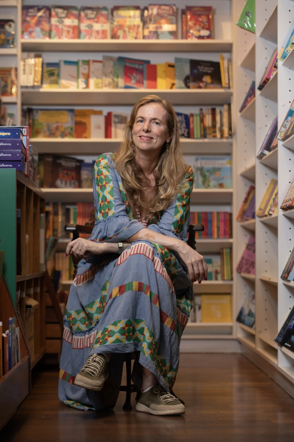 A escritora Flávia Lins e Silva na livraria Argumento, no Leblon — Foto: Ana Branco