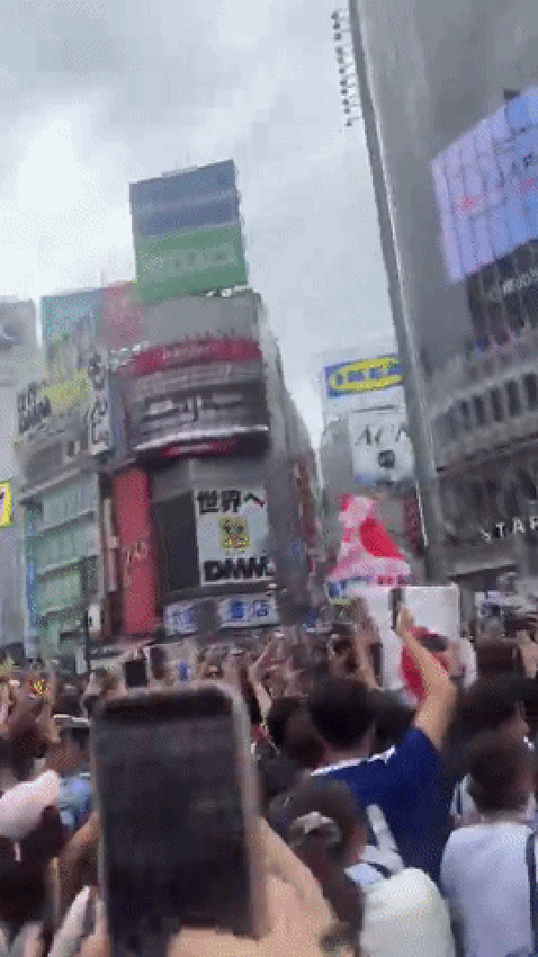 Loucura organizada: Torcedores japoneses retomam festa 'educada' em cruzamento mais famoso de Tóquio após vitória na Copa — Foto: Reprodução: X