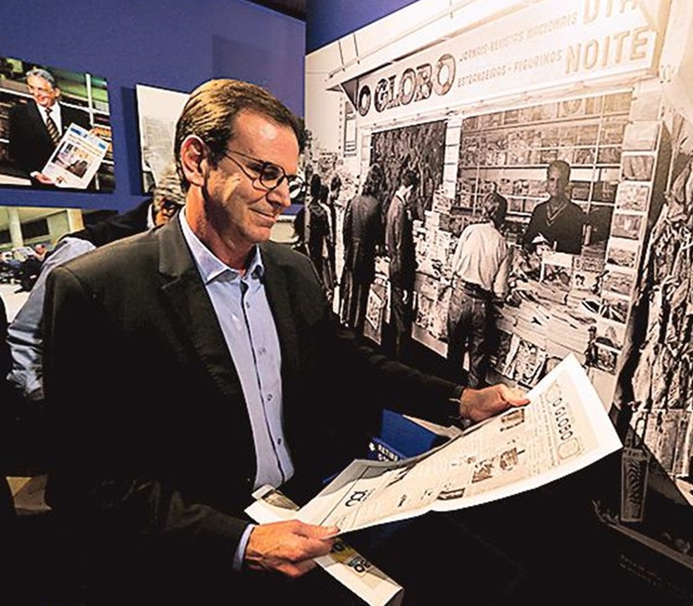 Na abertura da exposição 'Um século de Histórias', o prefeito Eduardo Paes lê reprodução da primeira edição do GLOBO — Foto: Marcelo Theobald