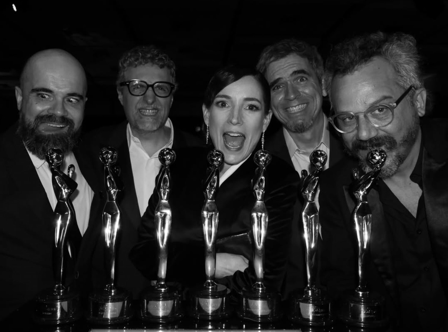 Kleber Mendonça Filho celebra as vitórias de 'O agente secreto' nos Prêmios Platino, no México