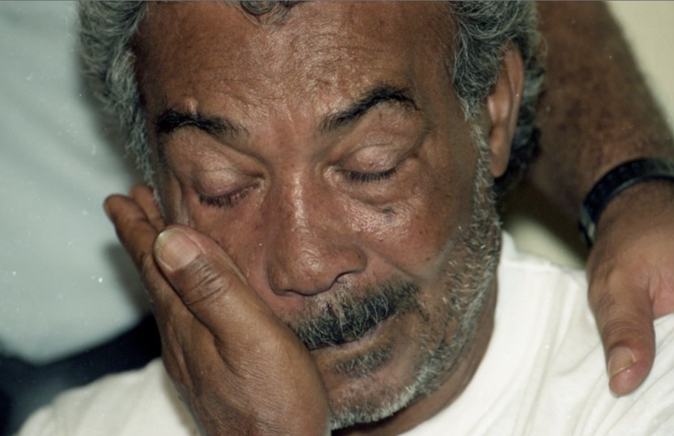 O choro do pai de Romário após a libertação — Foto: Marcos Andre Pinto