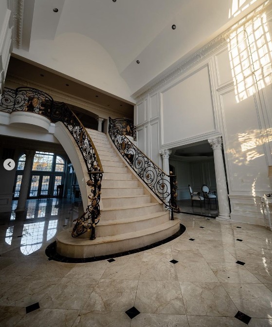 Escada de mármore branco é um dos itens de luxo da construção da casa — Foto: Reprodução/YouTube/JeremyXplores