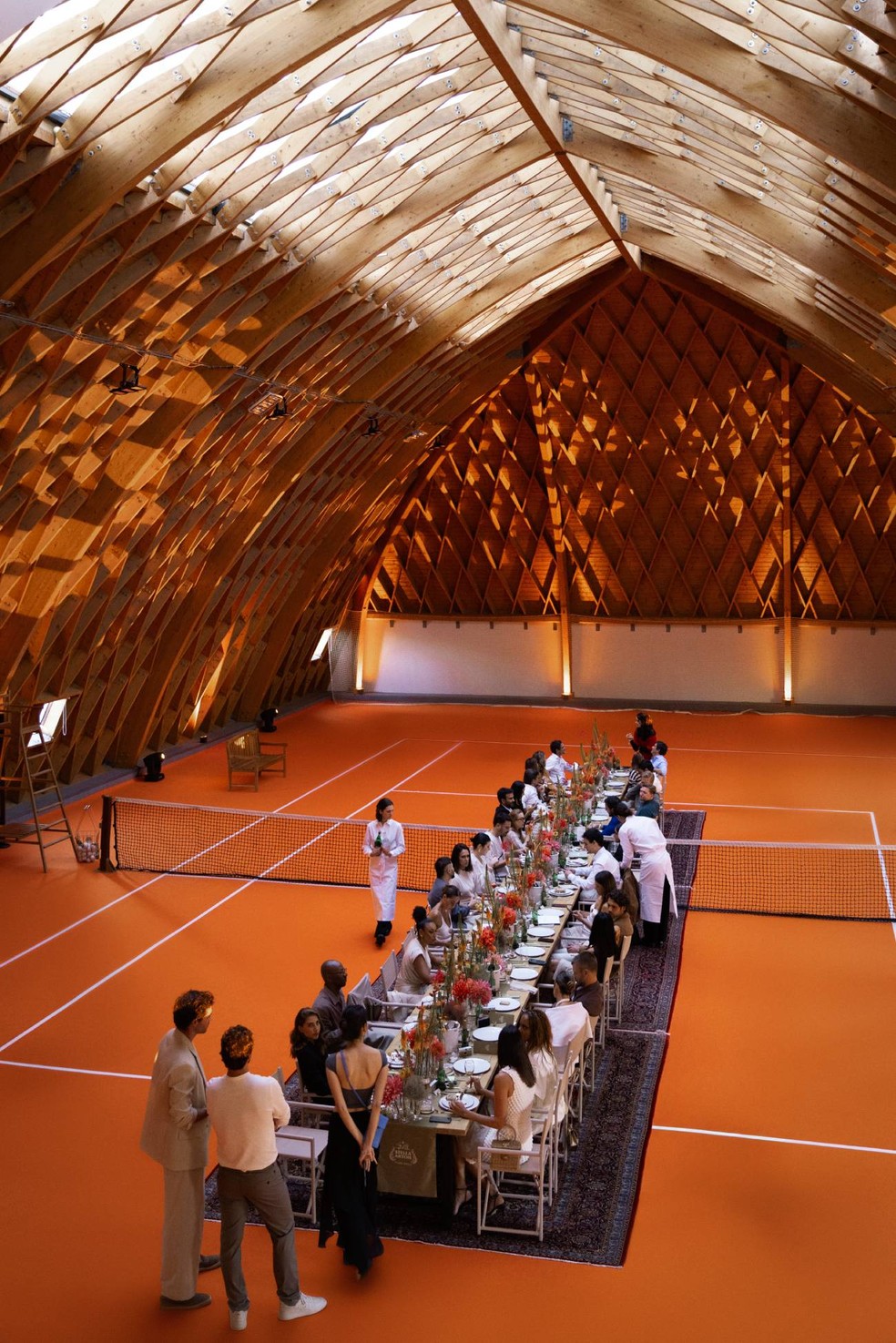 Jantar realizado sobre o saibro da quadra coberta La Cavalerie, em Paris — Foto: Divulgação