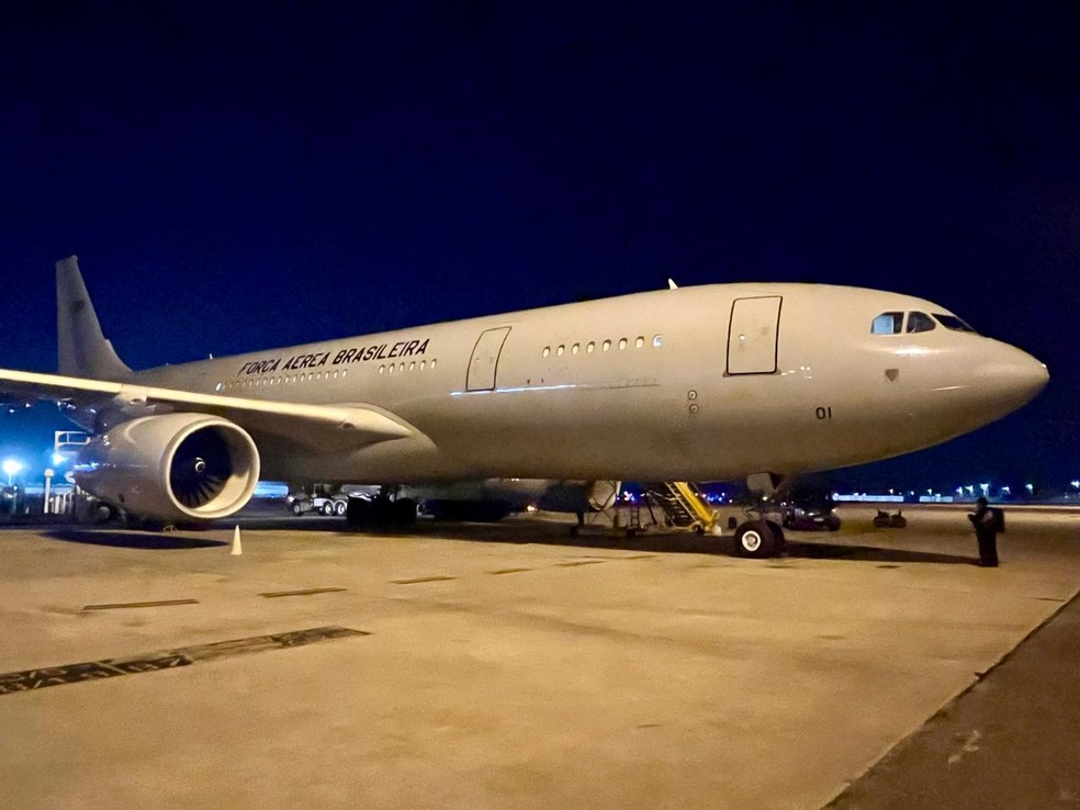 A aeronave KC-30, da FAB, cedida para a Operação "Raízes do Cedro" decolou da Base Aérea do Galeão — Foto: FAB