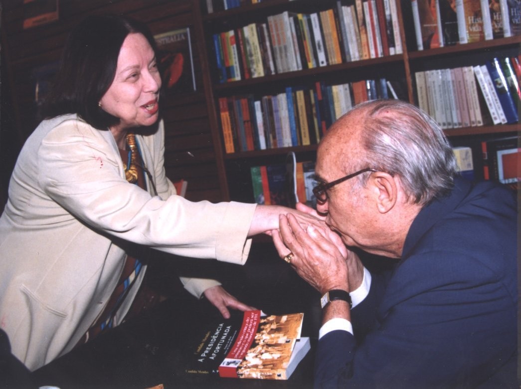 Nélida Piñon e o professor Cândido Mendes, em 1998. — Foto: Paulo de Deus