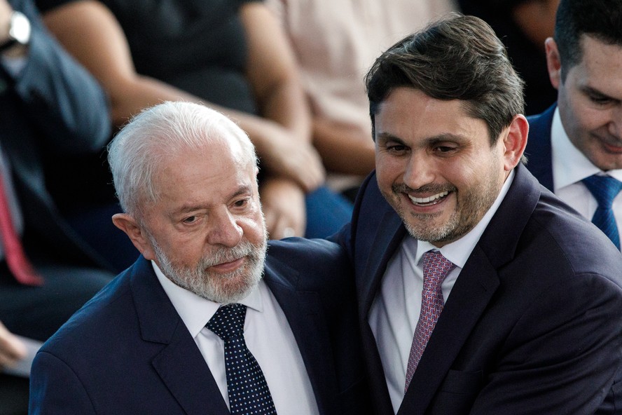 O presidente Lula e Juscelino Filho, ministro das Comunicações